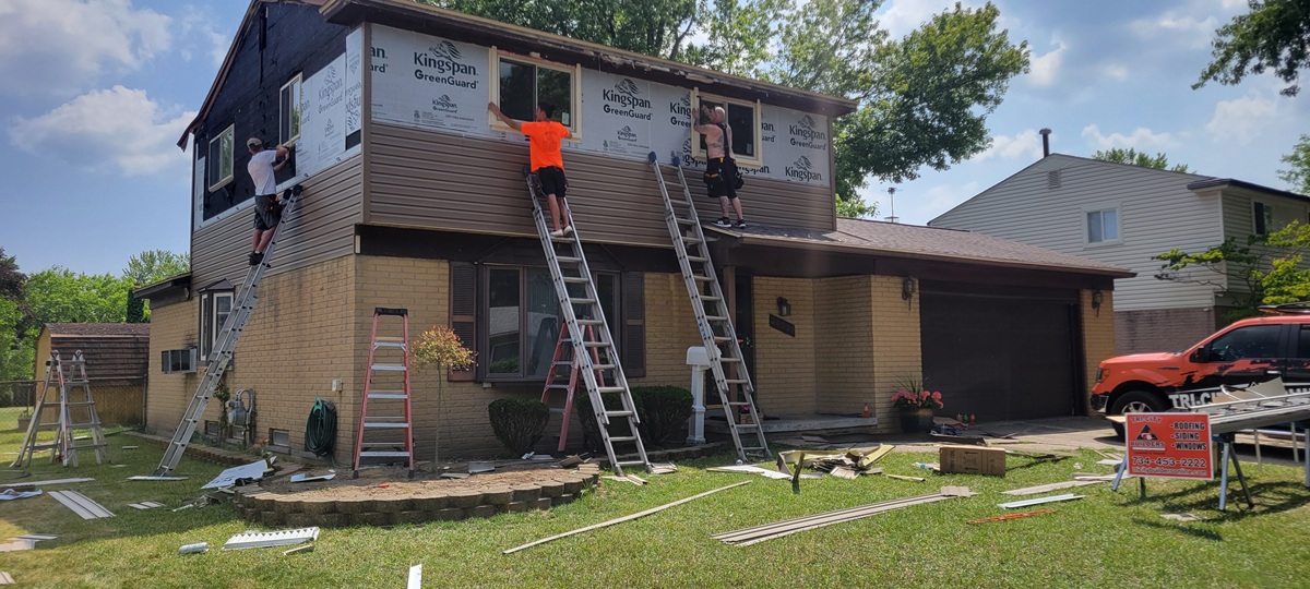 Siding repair crew in Belleville 48111